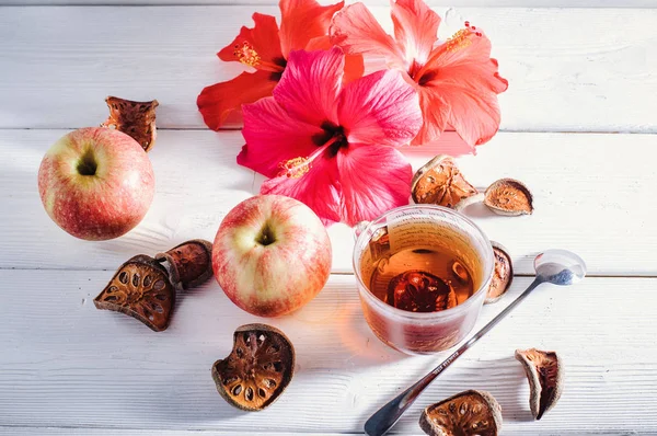 Thé Matin Fruits Fleurs Sur Fond Blanc — Photo