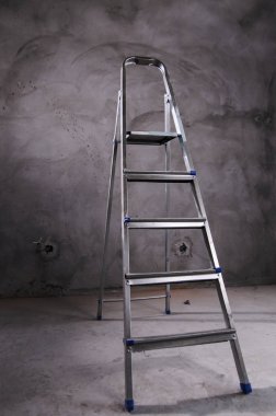 gri bir odada bir merdiven merdiven