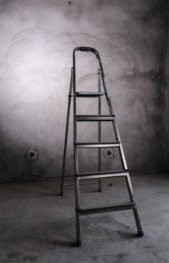 gri bir odada bir merdiven merdiven