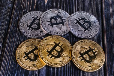 Kara tahta arka plan üzerinde sikke bitcoin