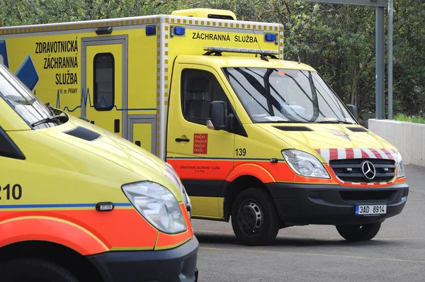 Tjeckiska ambulans bilar — Stockfoto