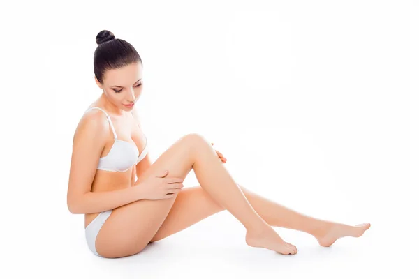 Frisk kvinna i underkläder gör massage för hennes ben — Stockfoto