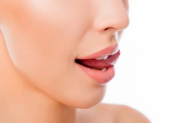 Close up van een jonge vrouw likken haar mooie lippen — Stockfoto
