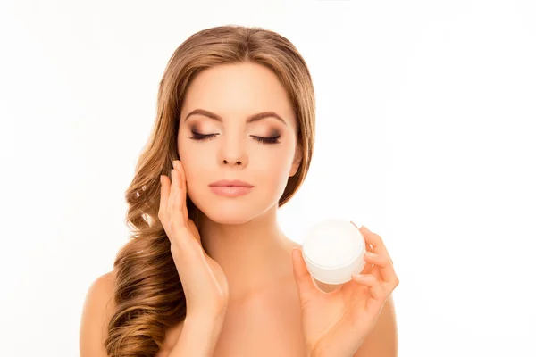 Young beautiful girl applying moisturize cream on face — Stock Photo, Image