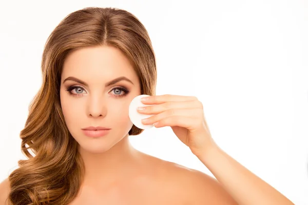 Retrato de mujer hermosa lavando maquillaje con almohadilla de algodón — Foto de Stock