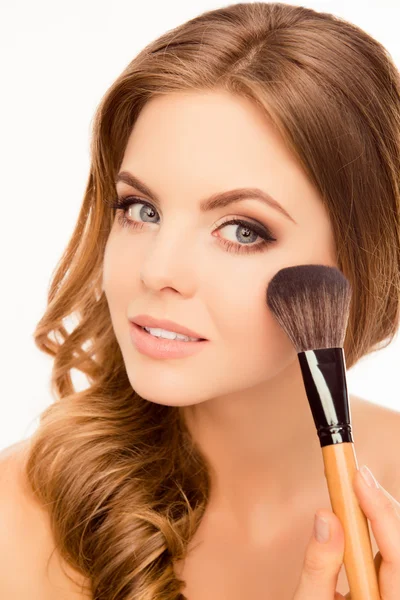 Retrato de linda chica hermosa haciendo maquillaje con maquillaje bru — Foto de Stock
