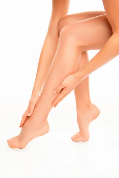 Close up de mulher fazendo massagem para suas belas pernas — Fotografia de Stock