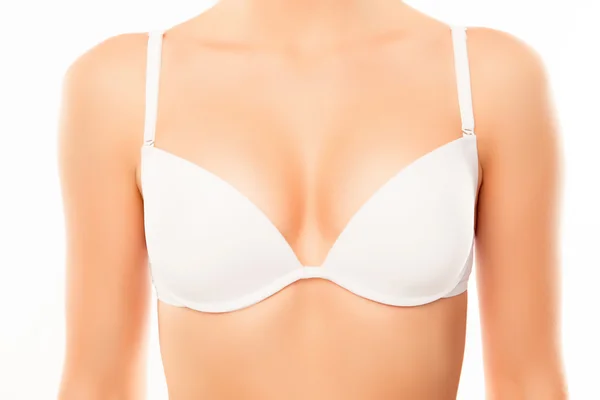 Primo piano di donna sexy con petto perfetto in reggiseno bianco — Foto Stock