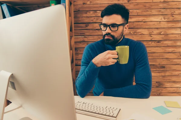 Portrait of smart businessman drinking coffee while working on c — Stock Photo, Image