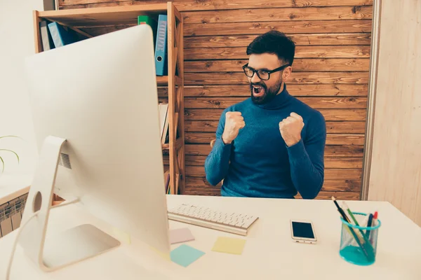 Happy businessman in glasses triumphing with raised fists and sc — Stock Photo, Image