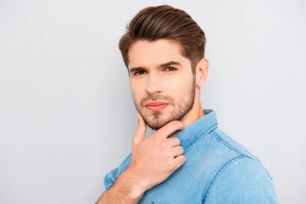 Retrato de homem bonito e atencioso tocando seu queixo — Fotografia de Stock