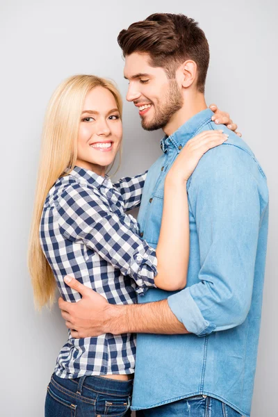 Feliz hombre guapo abrazando a su esposa sonriente — Foto de Stock