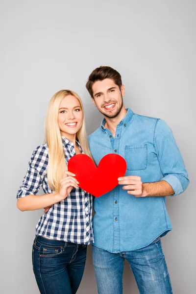 Casal feliz romântico segurando coração de papel vermelho — Fotografia de Stock