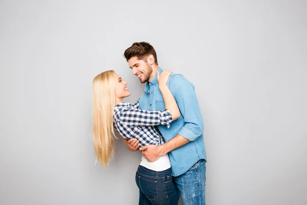 Veselý pár v lásce huging izolované na šedém pozadí — Stock fotografie