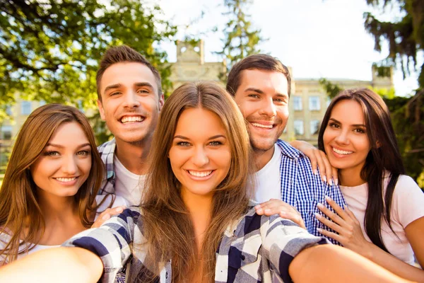 Fünf gut gelaunte beste Freunde, die Spaß haben und Selfie-Foto machen wh — Stockfoto