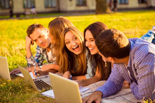 Eccitati fidanzate e fidanzati insieme sdraiati su plaid e — Foto Stock