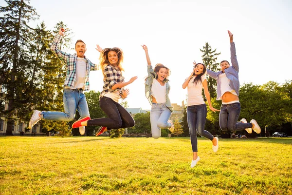 Fünf verrückte freudige Freunde und Freundinnen springen und haben — Stockfoto