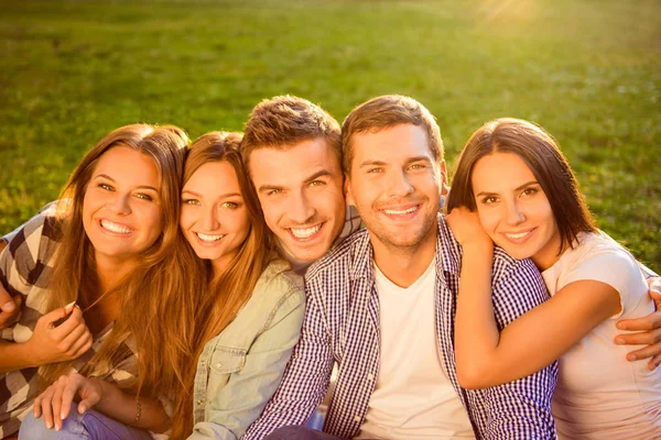 Foto exterior de feliz sonrisa diversa cinco novias y boyf — Foto de Stock