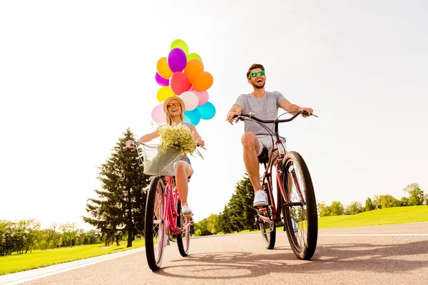 Positivo casal feliz no amor se divertindo e andar de bicicleta — Fotografia de Stock