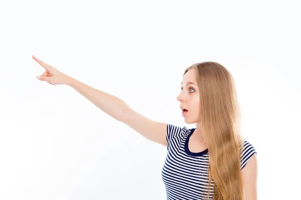 Geschokt jonge vrouw weg wijzen op witte achtergrond — Stockfoto
