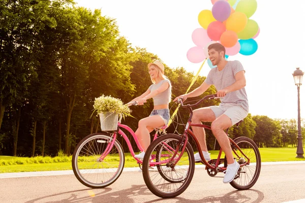 自転車に乗っていて、楽しい恋の幸せなカップル — ストック写真