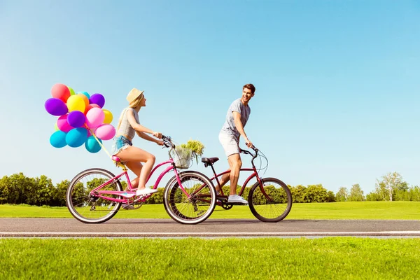 Мужчина и женщина проводят время вместе и катаются на велосипедах — стоковое фото