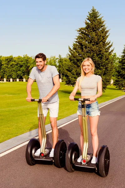 Retrato de la familia feliz joven tener vacaciones y montar segway —  Fotos de Stock