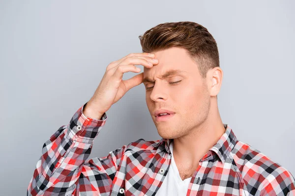 Portrait d'un jeune homme surmené souffrant de maux de tête — Photo