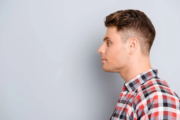 Perfil de bonito sorridente jovem no fundo cinza — Fotografia de Stock