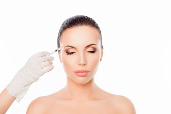 Las manos del médico haciendo la inyección cosmética en la cara de la mujer — Foto de Stock