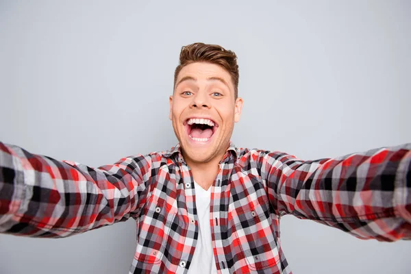 Bello dentino comico uomo fare selfie su sfondo grigio — Foto Stock