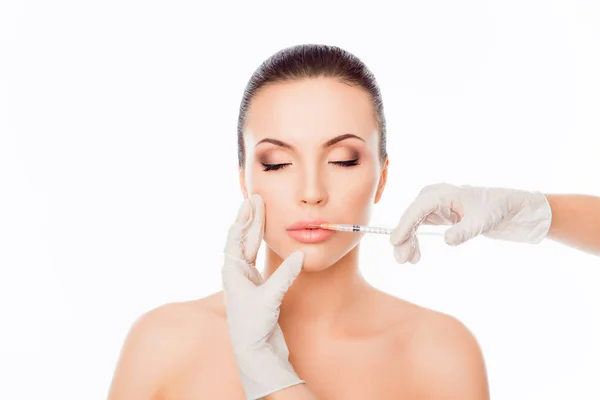 Doutor em luvas dando mulher injeções de botox nos lábios — Fotografia de Stock
