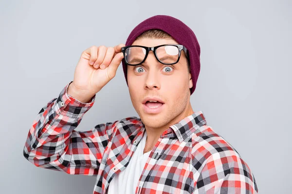 Ritratto di giovane scioccato in cappello e occhiali a bocca aperta — Foto Stock
