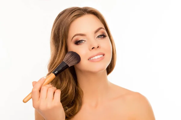 Hermosa mujer aplicando polvo de fundación con cepillo de maquillaje — Foto de Stock