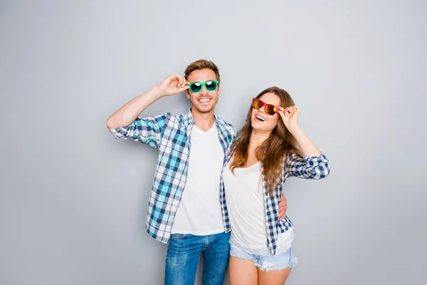 Ευτυχής χαμογελαστοί αστείο ζευγάρι στην αγάπη φορώντας γυαλιά — Φωτογραφία Αρχείου