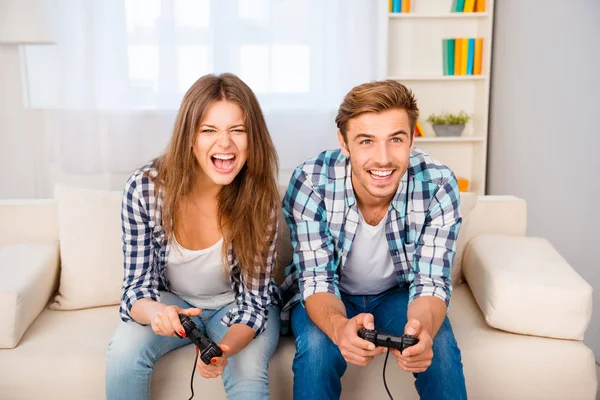 Gelukkig man en vrouw met joysticks spelen van videospellen — Stockfoto
