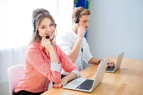 Ritratto di uomo e donna in cuffia che lavorano in call center — Foto Stock