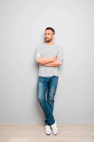 Retrato de un hombre elegante de pie cerca de la pared con la mano cruzada —  Fotos de Stock