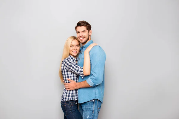 Junges verliebtes Paar umarmt sich isoliert auf grauem Hintergrund — Stockfoto