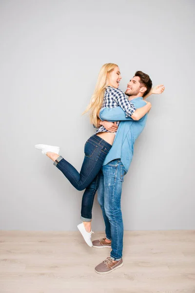 Porträt eines romantischen Paares. glücklicher Kerl, der seine Freundin trägt — Stockfoto