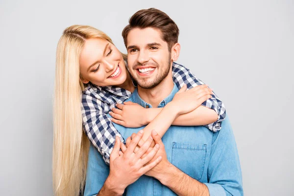 Sorrindo homem piggybacking sua menina e ela abraçando-o — Fotografia de Stock