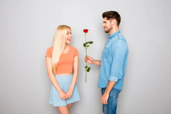 Jovem homem bonito com rosa vermelha ter encontro com sua namorada — Fotografia de Stock