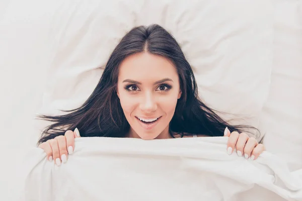 Mulher muito sorridente deitada na cama e cobrindo cobertor na manhã — Fotografia de Stock