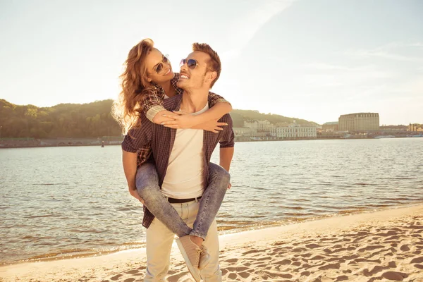 Retrato de dos amantes felices. hombre piggybacking su novia —  Fotos de Stock