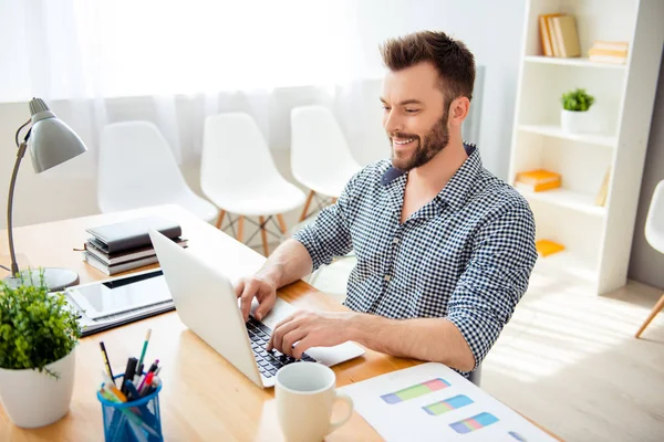 Glad framgångsrik affärsman som arbetar på kontor på laptop — Stockfoto