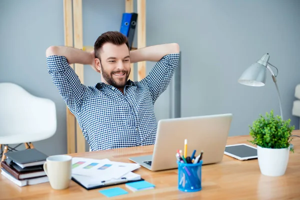 Jovem trabalhador feliz tendo pausa e descanso depois de resolver a tarefa — Fotografia de Stock