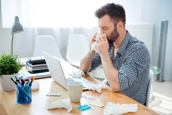 Hombre de negocios teniendo frío en la cabeza y sentado en el lugar de trabajo — Foto de Stock