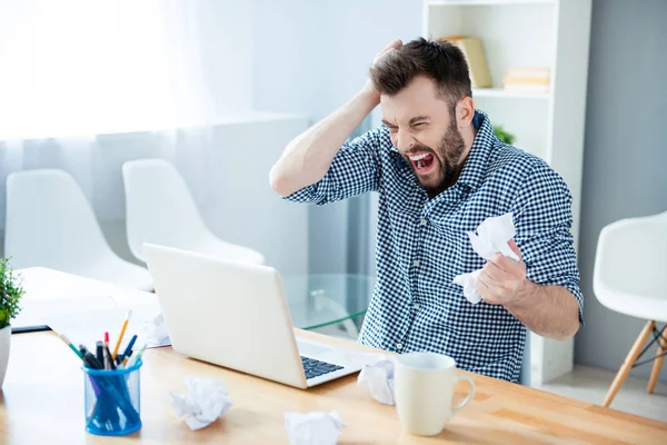 Rozzlobený šílený vousatý podnikatel řvát a mačkání papíru na h — Stock fotografie