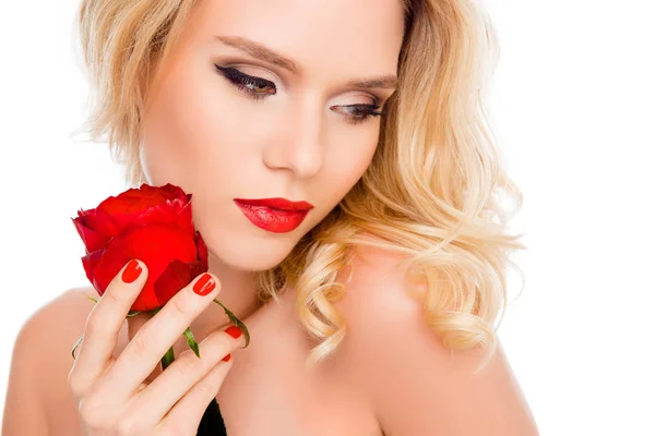 Retrato de mujer sensual atractiva con rosa roja en la mano — Foto de Stock