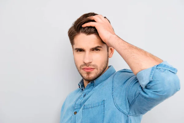 Retrato de un joven guapo peinándose el pelo con los dedos — Foto de Stock